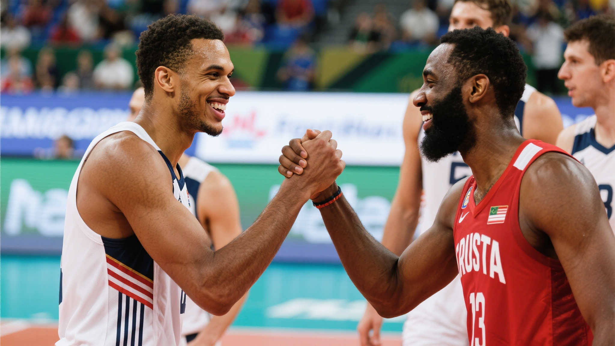 亚历山大捧杯归队，与卡莱尔深情拥抱致意