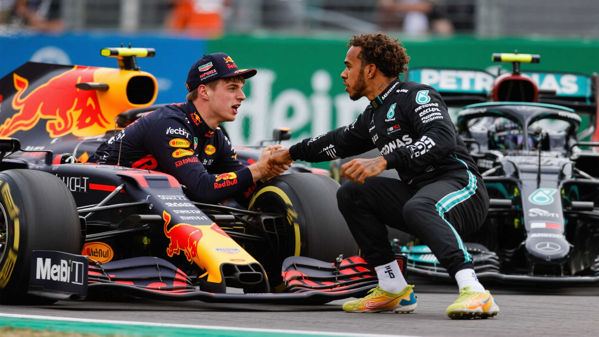 维斯塔潘三度投诉拉塞尔,西班牙站撞车沃尔夫未予批评 维斯塔潘三度投诉拉塞尔,西班牙站撞车沃尔夫未予批评